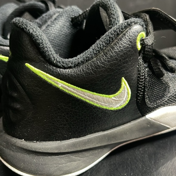 Boys Nike Kyrie Flytrap 3 Basketball Shoes Size 11C - Picture 13 of 13